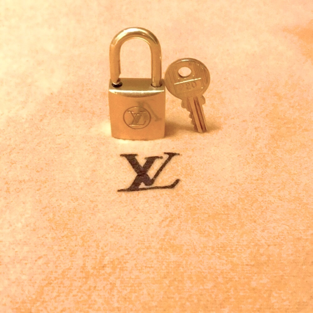 Louis Vuitton Authentic #220 Lock & Key